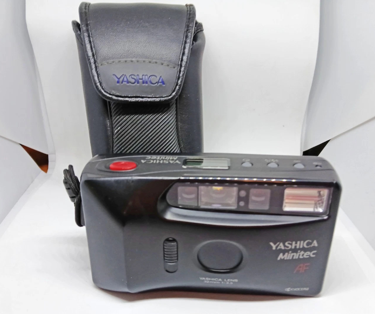 Macchina fotografica Yashica Minitec AF analogica 35mm compatta